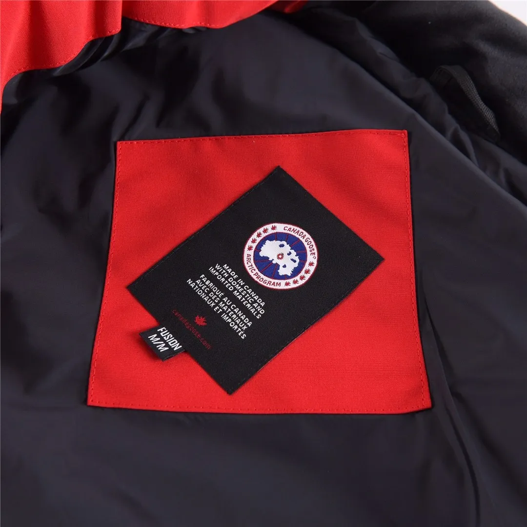 P320 Canada Goose Canada Goose #Freestyle Crew 4154M men's and women's vest down# ➖ Genuine synchronous anti-counterfeiting chip sensor! ➖ Imported Behringer embroidery machine to customize 10,000-needle embroidery logo! ➖ Imported 21-count polyester-cotton blended original fabric, using Feather-Light 10D waterproof coating fabric, made of 84.5% polyester fiber and 15.5% cotton, 100% the best feel in the entire network! ➖ The genuine official website uses the national standard 80 white duck down, and will never be misled by false claims such as 90 down or goose down! ➖ 100% nylon nylon lining with double double-layer sealing design to prevent velvet from running away. Top-grade polar fleece is used in the collar and pockets to keep warm and comfortable! ➖ Yoshida YKK provides original custom-made electroplated sliders. YKK two-way lockable zippers are tight and smooth and will not peel off paint! ➖ 3M composite original Velcro is durable, and all accessories and hardware are disassembled and customized!  SIZE: XS S M L XL XXL [Attached: Size chart]